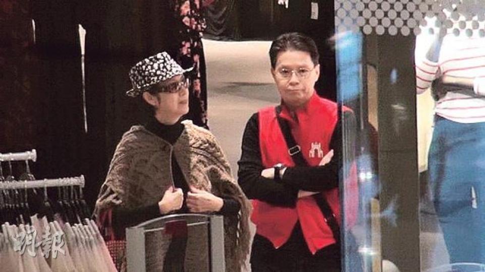心姐獲老公全天候照顧,樂意做個蠢女人。(攝影﹕梁榮達、黃梓烜)謝雪心揀衫時,老公也在旁提意見,如孖公仔。(攝影﹕梁榮達、黃梓烜)心姐歎下午茶連撕開醬料包也由老公代勞,不用自己郁手。(攝影﹕梁榮達、黃梓烜) 心姐獲老公全天候照顧,樂意做個蠢女人。(攝影﹕梁榮達、黃梓烜)謝雪心揀衫時,老公也在旁提意見,如孖公仔。(攝影﹕梁榮達、黃梓烜)心姐歎下午茶連撕開醬料包也由老公代勞,不用自己郁手。(攝影﹕梁榮達、黃梓烜)