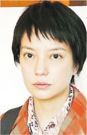 已3年沒拍戲的趙薇,今次扮演農村媽媽,她的樸素造型頗有新鮮感。(微博圖片) 已3年沒拍戲的趙薇,今次扮演農村媽媽,她的樸素造型頗有新鮮感。(微博圖片)