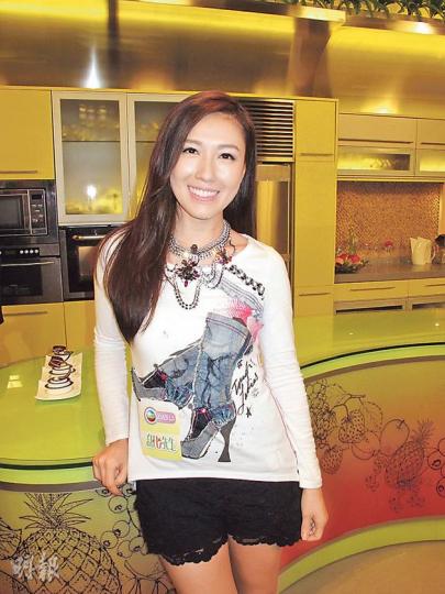 李詩韻透露跟無綫續約5年,她知道獲公司安排很多工作,好像6月便開新劇。(攝影/記者:鍾一虹) 李詩韻透露跟無綫續約5年,她知道獲公司安排很多工作,好像6月便開新劇。(攝影/記者:鍾一虹)