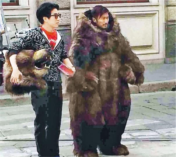 霆鋒除下熊頭套露出真面目,與房祖名站在一起吸引途人及粉絲注目。(微博圖片)謝霆鋒貪玩,扮熊站在街上嚇途人。(微博圖片)房祖名用鏈鎖着扮熊的謝霆鋒在街上行,畫面有趣。(微博圖片) 霆鋒除下熊頭套露出真面目,與房祖名站在一起吸引途人及粉絲注目。(微博圖片)謝霆鋒貪玩,扮熊站在街上嚇途人。(微博圖片)房祖名用鏈鎖着扮熊的謝霆鋒在街上行,畫面有趣。(微博圖片)