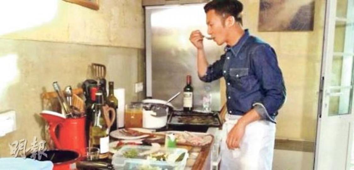謝霆鋒醉心鑽研廚藝,炮製型男廚房。(微博圖片) 黃宗澤媽媽年前在微博展示兒子為她煮的情人節和牛牛排。(微博圖片) 黃宗澤對飲食業有興趣,投資開蠔吧。(微博圖片) 謝霆鋒醉心鑽研廚藝,炮製型男廚房。(微博圖片) 黃宗澤媽媽年前在微博展示兒子為她煮的情人節和牛牛排。(微博圖片) 黃宗澤對飲食業有興趣,投資開蠔吧。(微博圖片)