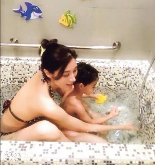 李嘉欣穿著性感比堅尼泳衣,與兒子坐在浴缸玩水,形容此情此景是「歡樂時光」。(微博圖片)黎姿在吊車內玩自拍,更露出甜美笑容。(微博圖片)黎姿一對孖女在吊車內好奇地四周望,看來是第一次搭吊車。(微博圖片) 李嘉欣穿著性感比堅尼泳衣,與兒子坐在浴缸玩水,形容此情此景是「歡樂時光」。(微博圖片)黎姿在吊車內玩自拍,更露出甜美笑容。(微博圖片)黎姿一對孖女在吊車內好奇地四周望,看來是第一次搭吊車。(微博圖片)