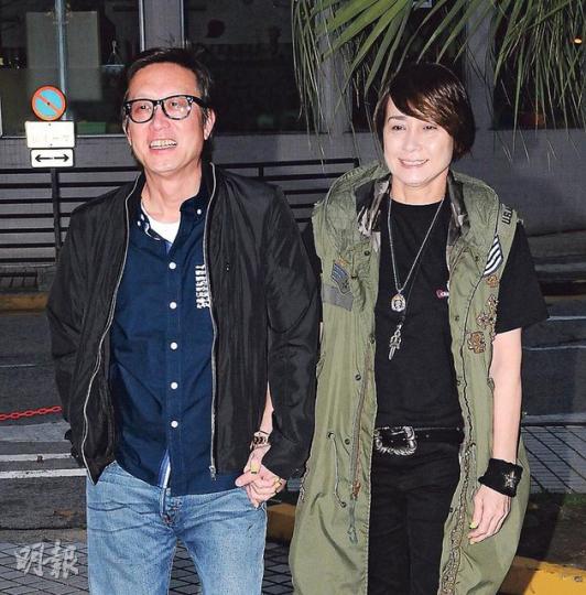 劉偉強54歲生日,與太太手拖手恩愛現身派對。(攝影/記者﹕林祖傑)劉偉強生日會場外的搞笑海報稱他為「傻強」。(攝影/記者﹕林祖傑)鄭伊建與太太蒙嘉慧甜蜜到場,笑言送「兩梳蕉」給劉偉強。(攝影/記者﹕林祖傑)甄子丹與太太汪詩詩是劉偉強生日會的常客。(攝影/記者﹕林祖傑)李宇春與劉偉強因合作建立友誼。(攝影/記者﹕林祖傑)吳君如單拖前來,未見丈夫陳可辛。(攝影/記者﹕林祖傑)黃秋生忙於舞台劇,未知何時與劉偉強合作。(攝影/記者﹕林祖傑)甄珍與劉偉強交情不淺。(攝影/記者﹕林祖傑) 劉偉強54歲生日,與太太手拖手恩愛現身派對。(攝影/記者﹕林祖傑)劉偉強生日會場外的搞笑海報稱他為「傻強」。(攝影/記者﹕林祖傑)鄭伊建與太太蒙嘉慧甜蜜到場,笑言送「兩梳蕉」給劉偉強。(攝影/記者﹕林祖傑)甄子丹與太太汪詩詩是劉偉強生日會的常客。(攝影/記者﹕林祖傑)李宇春與劉偉強因合作建立友誼。(攝影/記者﹕林祖傑)吳君如單拖前來,未見丈夫陳可辛。(攝影/記者﹕林祖傑)黃秋生忙於舞台劇,未知何時與劉偉強合作。(攝影/記者﹕林祖傑)甄珍與劉偉強交情不淺。(攝影/記者﹕林祖傑)