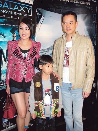 梁小冰前晚偕老公陳嘉輝及7歲大的兒子看電影。(攝影/記者﹕鍾一虹) 梁小冰前晚偕老公陳嘉輝及7歲大的兒子看電影。(攝影/記者﹕鍾一虹)