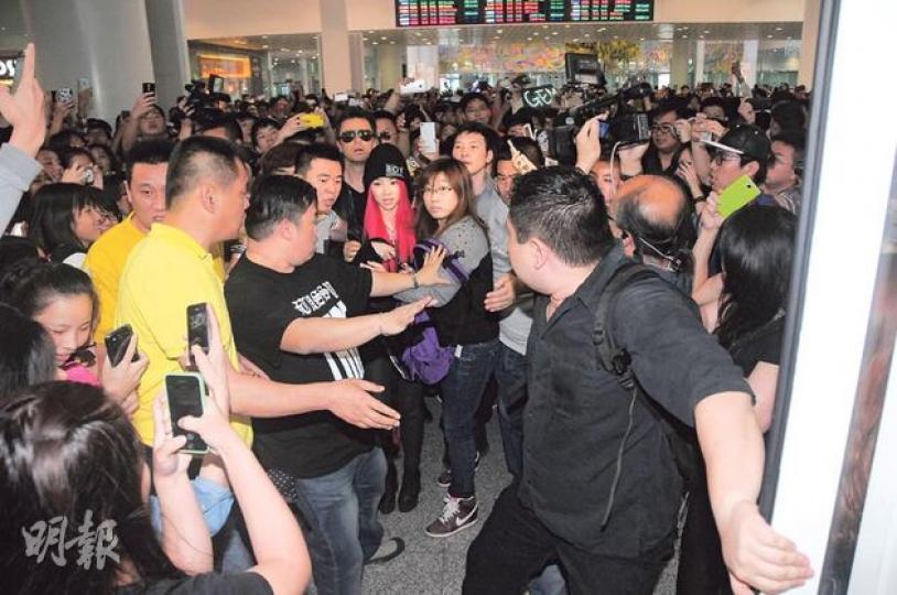 G.E.M.從湖南乘飛機返抵深圳,即使出動數十名保安護送,依然逼得水泄不通。(攝影/記者:陳釗、林祖傑)場面有如巨星駕臨,G.E.M.仍保持笑容與粉絲揮手。(攝影/記者:陳釗、林祖傑)G.E.M.昨晚抵達深圳機場尚未出閘,已被淹沒在人潮之內,果然是人氣王。(攝影/記者:陳釗、林祖傑) G.E.M.從湖南乘飛機返抵深圳,即使出動數十名保安護送,依然逼得水泄不通。(攝影/記者:陳釗、林祖傑)場面有如巨星駕臨,G.E.M.仍保持笑容與粉絲揮手。(攝影/記者:陳釗、林祖傑)G.E.M.昨晚抵達深圳機場尚未出閘,已被淹沒在人潮之內,果然是人氣王。(攝影/記者:陳釗、林祖傑)