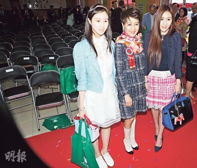何超欣(左)與何超盈(右)親身支持媽咪梁安琪就職保良局主席。(攝影:梁迺楠)何超鳳為善最樂出任保良局總理。(攝影:梁迺楠)未知梁芷珊是否避談有關羅傑承的官司,故沒有接受訪問。(攝影:梁迺楠)蔡加敏支持媽咪蔡李惠莉任保良局副主席。(攝影:梁迺楠) 何超欣(左)與何超盈(右)親身支持媽咪梁安琪就職保良局主席。(攝影:梁迺楠)何超鳳為善最樂出任保良局總理。(攝影:梁迺楠)未知梁芷珊是否避談有關羅傑承的官司,故沒有接受訪問。(攝影:梁迺楠)蔡加敏支持媽咪蔡李惠莉任保良局副主席。(攝影:梁迺楠)