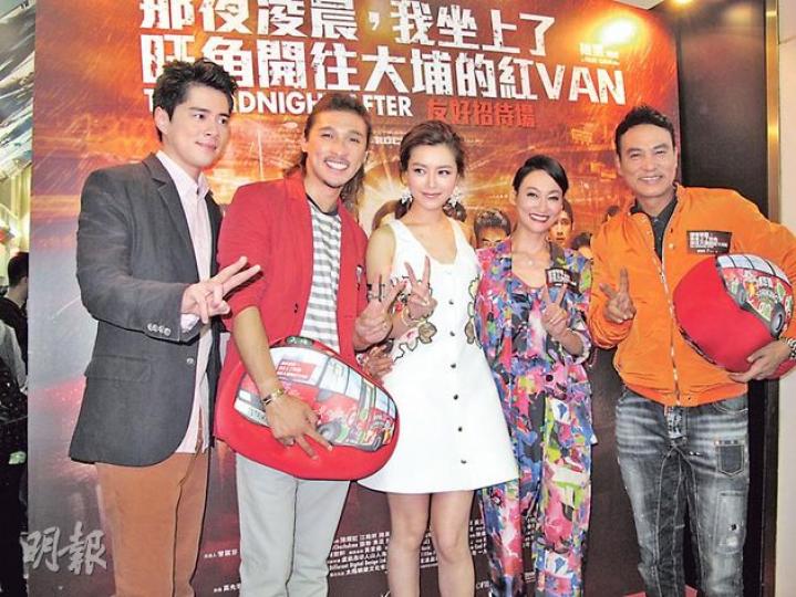 徐天佑(左起)、黃又南、文詠珊、惠英紅及任達華前晚現身旺角宣傳,齊齊舉起2字手勢,希望《紅VAN》開拍續集。(攝影/記者:柯美) 徐天佑(左起)、黃又南、文詠珊、惠英紅及任達華前晚現身旺角宣傳,齊齊舉起2字手勢,希望《紅VAN》開拍續集。(攝影/記者:柯美)