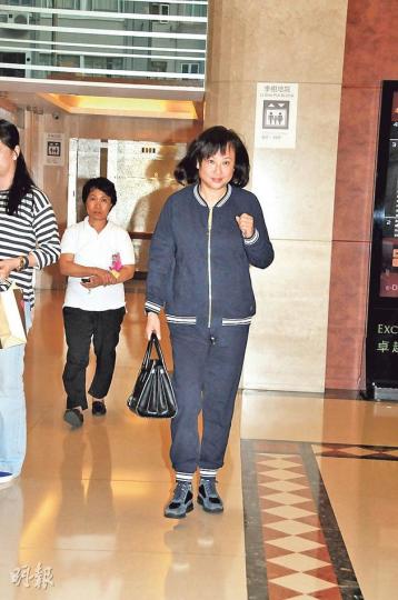 三太陳婉珍離開醫院時面帶笑容,親口講述丈夫健康良好。(攝影/記者:孫華中、林蘊兒)賭王四房兒子何猷亨昨日到醫院探望父親。(攝影/記者:孫華中、林蘊兒)何超瓊前晚出席晚宴時心情不俗,相信賭王並無大礙。(攝影/記者:孫華中、林蘊兒) 三太陳婉珍離開醫院時面帶笑容,親口講述丈夫健康良好。(攝影/記者:孫華中、林蘊兒)賭王四房兒子何猷亨昨日到醫院探望父親。(攝影/記者:孫華中、林蘊兒)何超瓊前晚出席晚宴時心情不俗,相信賭王並無大礙。(攝影/記者:孫華中、林蘊兒)