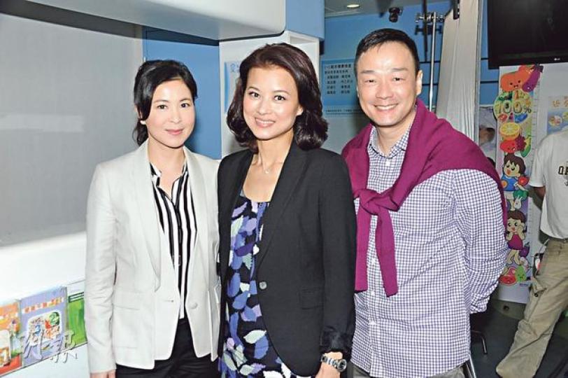 蘇玉華、黎燕珊、王喜合作拍港台實况劇《我的家庭醫生》。(攝影/記者:陳釗)黎燕珊與飾演其女兒的王敏奕及演醫生的蘇玉華投入拍攝。(攝影/記者:陳釗) 蘇玉華、黎燕珊、王喜合作拍港台實况劇《我的家庭醫生》。(攝影/記者:陳釗)黎燕珊與飾演其女兒的王敏奕及演醫生的蘇玉華投入拍攝。(攝影/記者:陳釗)