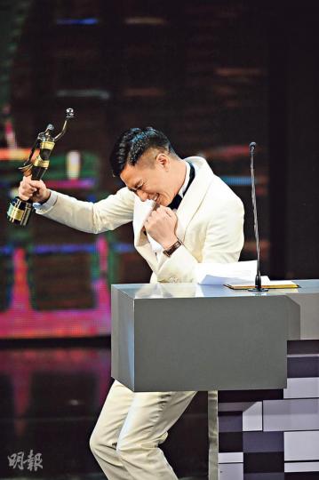 張家輝打低梁朝偉奪最佳男主角,於台上興奮忘形。(攝影:鍾偉茵、梁迺楠、孫華中)張家輝高舉影帝獎座接受大家祝賀。(攝影:鍾偉茵、梁迺楠、孫華中)章子怡親吻影后獎座。(攝影:鍾偉茵、梁迺楠、孫華中)《一代宗師》奪12項大獎,團隊在台上分享榮耀。(攝影:鍾偉茵、梁迺楠、孫華中)張晉憑《一代宗師》首奪「最佳男配角」,太太蔡少芬在台下喜極而泣,之後在後台獻吻祝賀。(攝影:鍾偉茵、梁迺楠、孫華中)(攝影:鍾偉茵、梁迺楠、孫華中)惠英紅憑《殭屍》奪得「最佳女配角」,她高舉獎座感激大家支持。(攝影:鍾偉茵、梁迺 張家輝打低梁朝偉奪最佳男主角,於台上興奮忘形。(攝影:鍾偉茵、梁迺楠、孫華中)張家輝高舉影帝獎座接受大家祝賀。(攝影:鍾偉茵、梁迺楠、孫華中)章子怡親吻影后獎座。(攝影:鍾偉茵、梁迺楠、孫華中)《一代宗師》奪12項大獎,團隊在台上分享榮耀。(攝影:鍾偉茵、梁迺楠、孫華中)張晉憑《一代宗師》首奪「最佳男配角」,太太蔡少芬在台下喜極而泣,之後在後台獻吻祝賀。(攝影:鍾偉茵、梁迺楠、孫華中)(攝影:鍾偉茵、梁迺楠、孫華中)惠英紅憑《殭屍》奪得「最佳女配角」,她高舉獎座感激大家支持。(攝影:鍾偉茵、梁迺