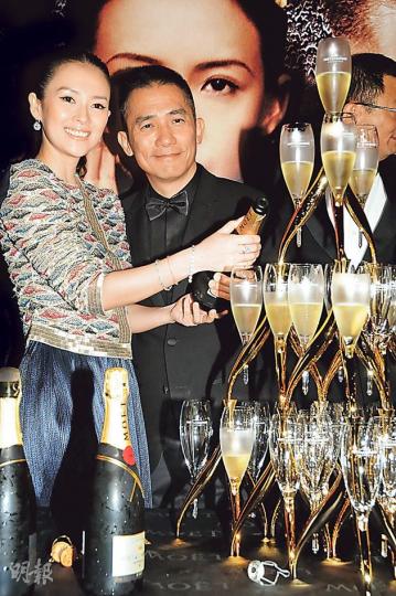 未能奪影帝的偉仔亦出席《一代宗師》慶功宴，與章子怡開香檳慶祝。（攝影﹕孫華中）在《一代宗師》慶功宴上，「最佳男配角」張晉、「最佳導演」王家衛及出爐影后章子怡跟12個金像獎合照留念。（攝影﹕孫華中）