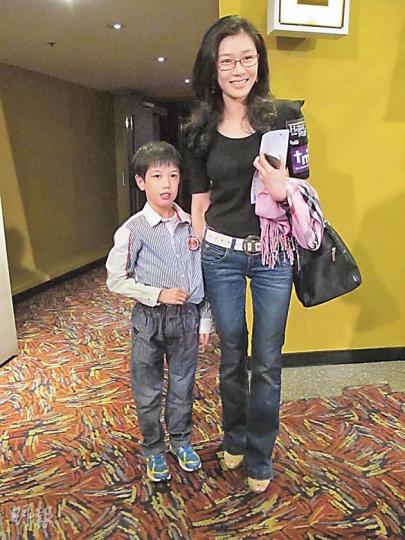 張慧儀帶同10歲養子Hanson一起睇首映。（攝影/記者﹕鍾一虹）