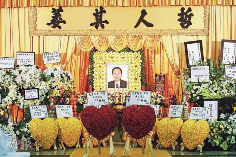 「演唱會之父」張耀榮的喪禮莊嚴,遺照臉容慈祥,前面擺放兩位太太致送的花圈。(攝影:林祖傑、孫華中)林子祥與太太葉蒨文懷念與張耀榮的合作。(攝影:林祖傑、孫華中)梁詠琪很尊敬耀榮叔。(攝影:林祖傑、孫華中)容祖兒唱《榮耀娛樂》送給張耀榮。(攝影:林祖傑、孫華中)鄭伊健表現傷感。(攝影:林祖傑、孫華中)徐小鳳拜祭亡友。(攝影:林祖傑、孫華中)阿倫重提耀榮叔的勇猛威水史。(攝影:林祖傑、孫華中)李克勤與張耀榮曾有緊密合作。(攝影:林祖傑、孫華中)甄妮一身素服到場拜祭。(攝影:林祖傑、孫華中)張耀榮的長 「演唱會之父」張耀榮的喪禮莊嚴,遺照臉容慈祥,前面擺放兩位太太致送的花圈。(攝影:林祖傑、孫華中)林子祥與太太葉蒨文懷念與張耀榮的合作。(攝影:林祖傑、孫華中)梁詠琪很尊敬耀榮叔。(攝影:林祖傑、孫華中)容祖兒唱《榮耀娛樂》送給張耀榮。(攝影:林祖傑、孫華中)鄭伊健表現傷感。(攝影:林祖傑、孫華中)徐小鳳拜祭亡友。(攝影:林祖傑、孫華中)阿倫重提耀榮叔的勇猛威水史。(攝影:林祖傑、孫華中)李克勤與張耀榮曾有緊密合作。(攝影:林祖傑、孫華中)甄妮一身素服到場拜祭。(攝影:林祖傑、孫華中)張耀榮的長