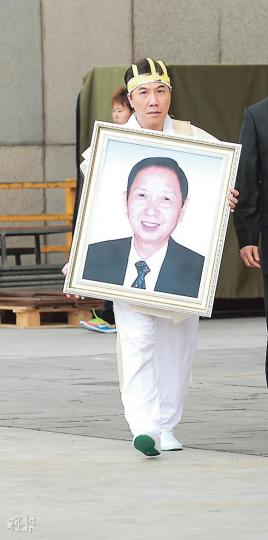張耀榮長子張永康手持父親遺照,在紅館內繞場一周,表揚父親對本地樂壇的重大貢獻。(攝影﹕娛樂組)親屬在紅館門前上香跪拜,祭壇上放有耀榮叔生前喜愛的可樂及芒果。(攝影﹕娛樂組)張耀榮元配羅桂珠及二太太陳月桂哀傷痛哭,傷心得要親人攙扶。(攝影﹕娛樂組)郭富城本在內地拍戲,特請假回港出席喪禮扶靈;他出席完火化儀式後按傳統「檻火盆」,之後再赴英雄宴,十分有心。(攝影﹕娛樂組)張學友負責扶靈。(攝影﹕娛樂組)許志安昨日一早到場拜祭,但未見女友鄭秀文。(攝影﹕娛樂組)朱咪咪表示能在紅館開個唱,全靠張耀榮。(攝 張耀榮長子張永康手持父親遺照,在紅館內繞場一周,表揚父親對本地樂壇的重大貢獻。(攝影﹕娛樂組)親屬在紅館門前上香跪拜,祭壇上放有耀榮叔生前喜愛的可樂及芒果。(攝影﹕娛樂組)張耀榮元配羅桂珠及二太太陳月桂哀傷痛哭,傷心得要親人攙扶。(攝影﹕娛樂組)郭富城本在內地拍戲,特請假回港出席喪禮扶靈;他出席完火化儀式後按傳統「檻火盆」,之後再赴英雄宴,十分有心。(攝影﹕娛樂組)張學友負責扶靈。(攝影﹕娛樂組)許志安昨日一早到場拜祭,但未見女友鄭秀文。(攝影﹕娛樂組)朱咪咪表示能在紅館開個唱,全靠張耀榮。(攝