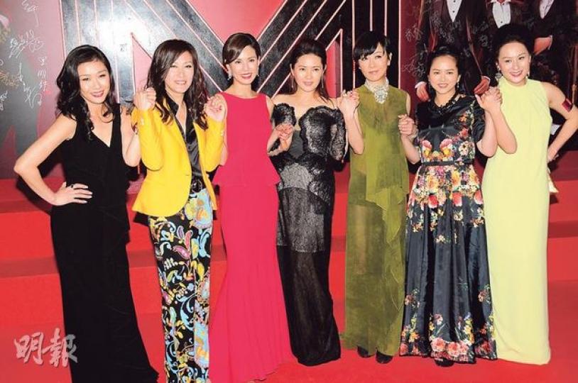 張慧儀(左起)、陳慧珊、李若彤、李麗珍、袁潔瑩、葉蘊儀、江欣燕盛裝出席《女人俱樂部》首映會。(攝影:梁榮達)李若彤吻賀壽星曾志偉。(攝影:梁榮達)眾人大陣仗為監製曾志偉及陳維冠慶祝生日,非常熱鬧。(攝影:梁榮達)李麗珍與鄭敬基在《女人俱樂部》的接吻戲認真激烈,令眾人嘩然。(攝影:梁榮達)(攝影:梁榮達) 張慧儀(左起)、陳慧珊、李若彤、李麗珍、袁潔瑩、葉蘊儀、江欣燕盛裝出席《女人俱樂部》首映會。(攝影:梁榮達)李若彤吻賀壽星曾志偉。(攝影:梁榮達)眾人大陣仗為監製曾志偉及陳維冠慶祝生日,非常熱鬧。(攝影:梁榮達)李麗珍與鄭敬基在《女人俱樂部》的接吻戲認真激烈,令眾人嘩然。(攝影:梁榮達)(攝影:梁榮達)