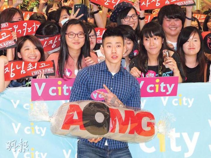 2PM前隊長朴宰範難得來港舉行粉絲見面會,但因韓國發生海難,他也顯得沒精打采。(攝影/記者﹕孫慧莊)朴宰範即將生日,獲歌迷送上蛋糕。(攝影/記者﹕孫慧莊)朴宰範為歌迷在海報上簽名。(攝影/記者﹕孫慧莊) 2PM前隊長朴宰範難得來港舉行粉絲見面會,但因韓國發生海難,他也顯得沒精打采。(攝影/記者﹕孫慧莊)朴宰範即將生日,獲歌迷送上蛋糕。(攝影/記者﹕孫慧莊)朴宰範為歌迷在海報上簽名。(攝影/記者﹕孫慧莊)