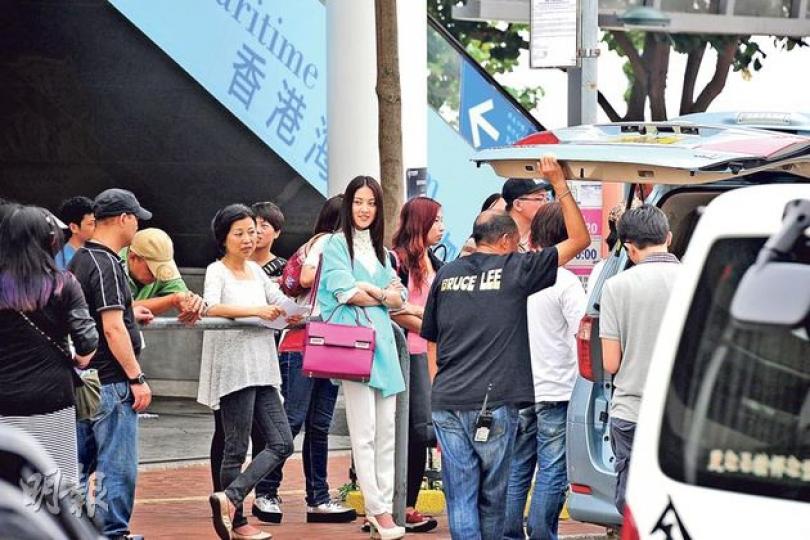 陳凱琳是演戲初哥,所以大家都很照顧她。(攝影/記者:陳釗)陳凱琳昨日拍外景,獲父母到場打氣。(攝影/記者:陳釗)關菊英三年沒拍劇,剛開工尚算適應。(攝影/記者:陳釗)復活節假期,陳國邦稱一家三口沒特別慶祝活動。(攝影/記者:陳釗) 陳凱琳是演戲初哥,所以大家都很照顧她。(攝影/記者:陳釗)陳凱琳昨日拍外景,獲父母到場打氣。(攝影/記者:陳釗)關菊英三年沒拍劇,剛開工尚算適應。(攝影/記者:陳釗)復活節假期,陳國邦稱一家三口沒特別慶祝活動。(攝影/記者:陳釗)