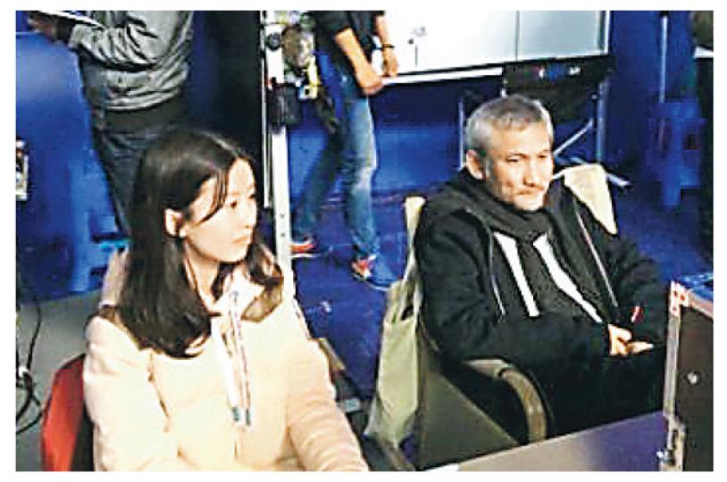 監製徐克全神貫注投入拍攝工作。(微博圖片)林更新為了演「三少爺」角色,努力練劍。(微博圖片) 監製徐克全神貫注投入拍攝工作。(微博圖片)林更新為了演「三少爺」角色,努力練劍。(微博圖片)