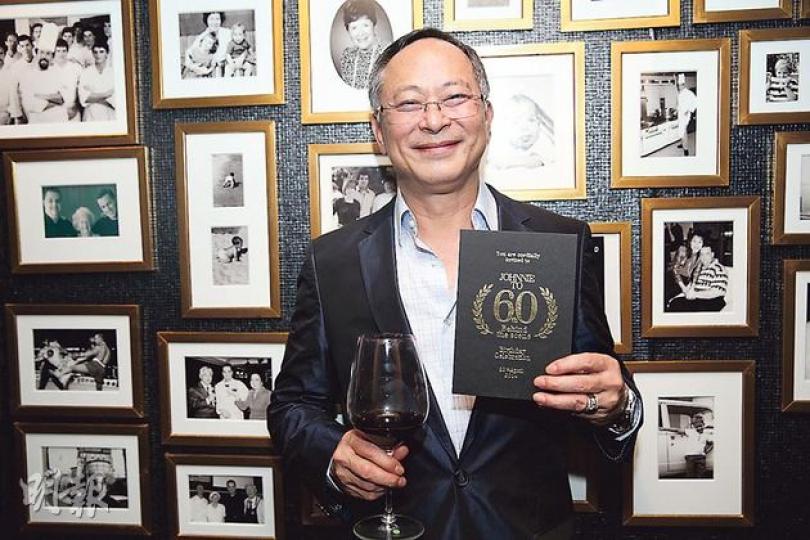 59歲的杜琪峯獲一眾好友為他舉行生日會，慶祝他邁向60歲。（攝影/記者：鍾一虹、陳釗）許志安與鄭秀文雖然前後腳到場，但也夾份送禮物給杜琪峯。（攝影/記者：鍾一虹、陳釗）許志安（攝影/記者：鍾一虹、陳釗）劉青雲與杜琪峯合作無間，他理所當然帶老婆郭藹明恭賀壽星。（攝影/記者：鍾一虹、陳釗）高圓圓與壽星杜琪峯在生日會同歡。（攝影/記者：鍾一虹、陳釗）林小明希望江若琳尊重合約精神。（攝影/記者：鍾一虹、陳釗）丁子高與老婆楊千嬅十指緊扣出席。（攝影/記者：鍾一虹、陳釗）湯唯送上爸爸畫的字畫給杜琪峯。（攝影