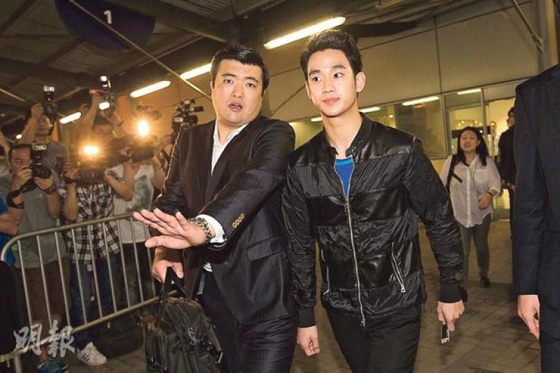 金秀賢前晚一身黑色型格打扮抵港。（攝影：娛樂組）500名粉絲一見偶像即瘋狂湧前，保安推欄死守以免損傷。（攝影：娛樂組）