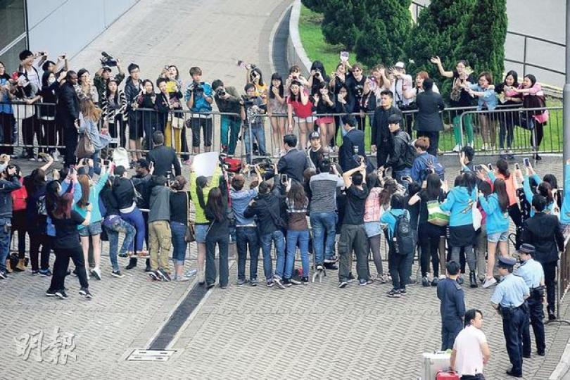 500名粉絲一早到機場霸佔有利位置見偶像金秀賢，機場人員圍上鐵欄維持秩序。（攝影﹕黃梓烜） 金秀賢穿素色服裝及戴帽，貫徹平實作風。（攝影﹕黃梓烜） 金秀賢抵達機場時見兩旁圍滿粉絲，他邊行邊鞠躬表示多謝同時向粉絲道別。（攝影﹕黃梓烜） 「都教授」金秀賢結束香港之行，粉絲顯得依依不捨。（攝影﹕黃梓烜） 大批粉絲迫爆機場送偶像離港，場面墟冚。（攝影﹕黃梓烜）