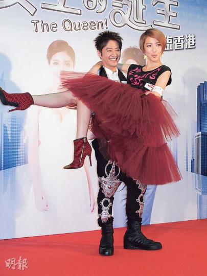 孫耀威當場抱起楊謹華,令女方的長腿表露無遺。(攝影/記者﹕楊安莉) 孫耀威當場抱起楊謹華,令女方的長腿表露無遺。(攝影/記者﹕楊安莉)