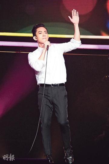 林宥嘉穿著白色恤衫出場,演唱《越反越愛》揭開演唱會序幕。(攝影﹕梁迺楠) 林宥嘉穿著白色恤衫出場,演唱《越反越愛》揭開演唱會序幕。(攝影﹕梁迺楠)