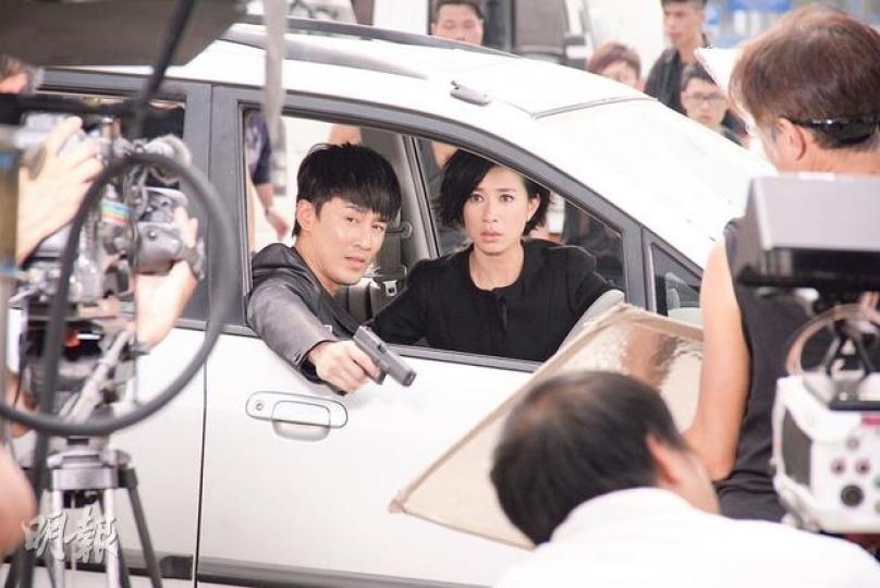 林峯與佘詩曼昨日為劇集拍攝一場逃亡戲,林峯拿着手槍保護阿佘。(攝影/記者﹕李潔盈)林峯、阿佘情深相擁。(攝影/記者﹕李潔盈)劇情講述80刀手追殺演臥底的佘詩曼。(攝影/記者﹕李潔盈) 林峯與佘詩曼昨日為劇集拍攝一場逃亡戲,林峯拿着手槍保護阿佘。(攝影/記者﹕李潔盈)林峯、阿佘情深相擁。(攝影/記者﹕李潔盈)劇情講述80刀手追殺演臥底的佘詩曼。(攝影/記者﹕李潔盈)