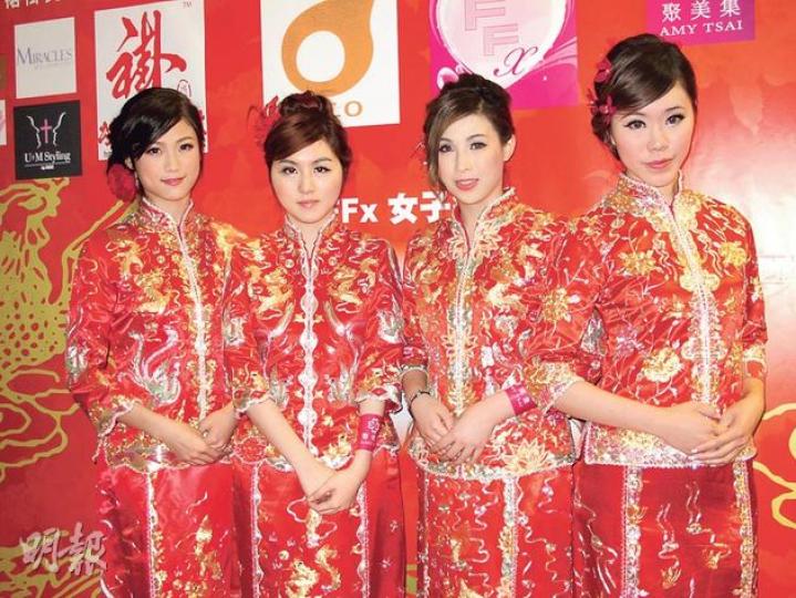 組合FFx昨穿上中式裙褂現身化妝師比賽,4人自認是密實健康的跳唱組合。(攝影/記者﹕李潔盈) 組合FFx昨穿上中式裙褂現身化妝師比賽,4人自認是密實健康的跳唱組合。(攝影/記者﹕李潔盈)