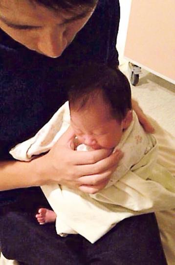 汪小菲細心地幫「長腿妹」掃風。(微博圖片) 汪小菲細心地幫「長腿妹」掃風。(微博圖片)