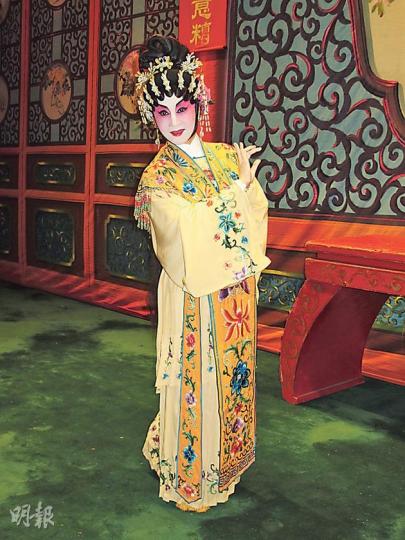 梁安琪穿上戲服及化大戲妝,擺出做手有板有眼。(攝影/記者:李潔盈)(攝影/記者:李潔盈) 梁安琪穿上戲服及化大戲妝,擺出做手有板有眼。(攝影/記者:李潔盈)(攝影/記者:李潔盈)