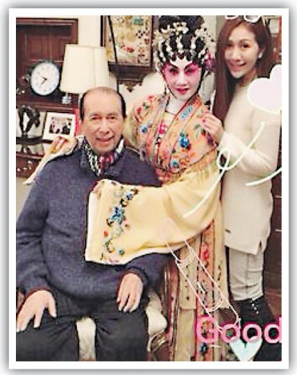 何超盈與父母影合照,還大讚母親「Good Show」。(微博圖片)四太輕搭賭王肩膊影靚靚合照。(微博圖片) 何超盈與父母影合照,還大讚母親「Good Show」。(微博圖片)四太輕搭賭王肩膊影靚靚合照。(微博圖片)