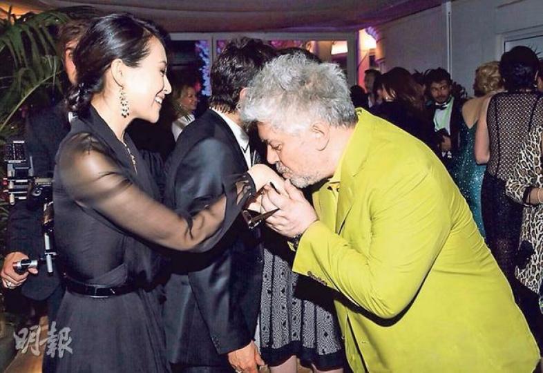 章子怡開心獲崇拜已久的西班牙導演艾慕杜華熱情吻玉手。(微博圖片)章子怡與彭妮露古絲一黑一白各有不同美態。(微博圖片) 章子怡開心獲崇拜已久的西班牙導演艾慕杜華熱情吻玉手。(微博圖片)章子怡與彭妮露古絲一黑一白各有不同美態。(微博圖片)