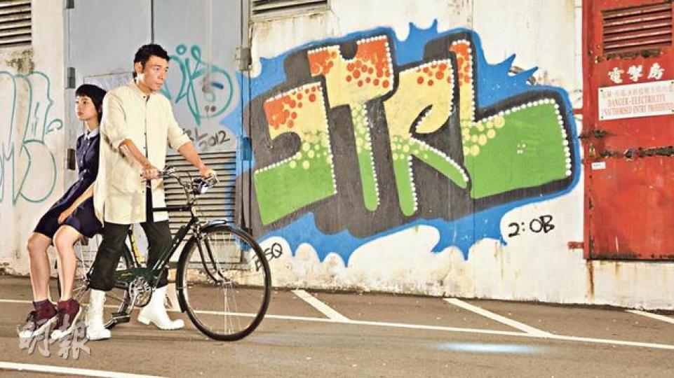 許志安踩單車載着少女,非常浪漫。(攝影/記者:孫慧莊) 許志安踩單車載着少女,非常浪漫。(攝影/記者:孫慧莊)