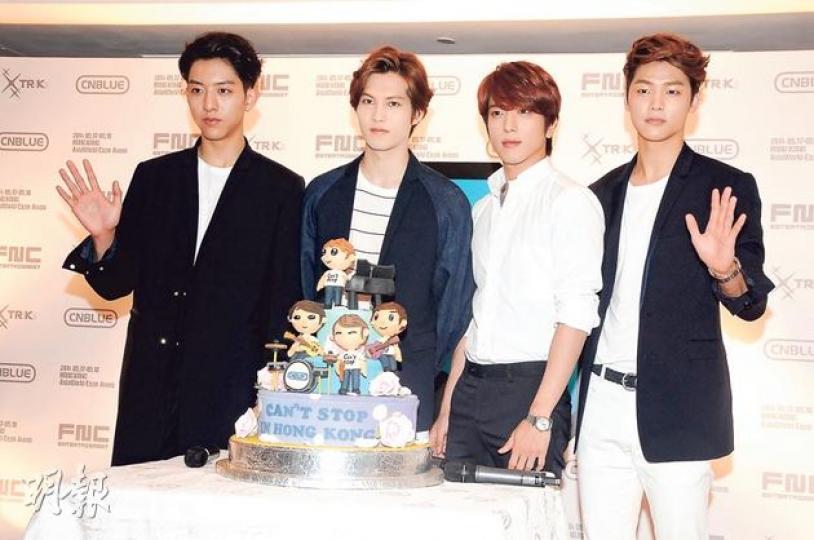 CNBLUE雖然已經第4度來港,但很多景點其實他們都不曾遊覽。〔李正信(左起)、李宗泫、鄭容和、姜敏赫〕(攝影:孫華中)CNBLUE抵港時態度友善親切。(攝影:孫華中) CNBLUE雖然已經第4度來港,但很多景點其實他們都不曾遊覽。〔李正信(左起)、李宗泫、鄭容和、姜敏赫〕(攝影:孫華中)CNBLUE抵港時態度友善親切。(攝影:孫華中)