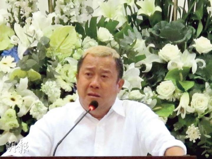 曾志偉致悼詞時傷心流淚。(攝影/記者:鍾一虹)張家萬因心臟病猝死,昨日設靈,遺孀阿雪揚言來世要再跟亡夫做夫妻。(攝影/記者:鍾一虹)黎耀祥(右一)與張家萬識於微時,故昨日亦到靈堂致祭。(攝影/記者:鍾一虹)著名DJ麥潤壽原來是張家萬的姐夫。(攝影/記者:鍾一虹)胡定欣坦言仍未能接受張家萬的死訊。(攝影/記者:鍾一虹)邵美琪神情哀傷。(攝影/記者:鍾一虹)舅父剛過身的蕭正楠,昨日到靈堂送別亡友。(攝影/記者:鍾一虹) 曾志偉致悼詞時傷心流淚。(攝影/記者:鍾一虹)張家萬因心臟病猝死,昨日設靈,遺孀阿雪揚言來世要再跟亡夫做夫妻。(攝影/記者:鍾一虹)黎耀祥(右一)與張家萬識於微時,故昨日亦到靈堂致祭。(攝影/記者:鍾一虹)著名DJ麥潤壽原來是張家萬的姐夫。(攝影/記者:鍾一虹)胡定欣坦言仍未能接受張家萬的死訊。(攝影/記者:鍾一虹)邵美琪神情哀傷。(攝影/記者:鍾一虹)舅父剛過身的蕭正楠,昨日到靈堂送別亡友。(攝影/記者:鍾一虹)