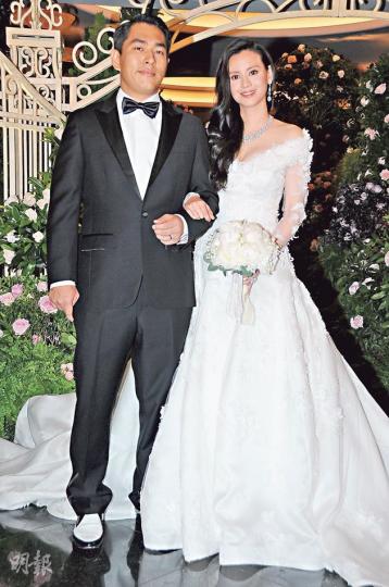 何正德與林恬兒昨日在香港補擺結婚酒會,新娘穿上逾百萬元的婚紗。(攝影:鍾偉茵、梁迺楠)一對新人應傳媒要求三度接吻,開心事當然有求必應。(攝影:鍾偉茵、梁迺楠)林建岳(左)與何柱國兩位姻親在酒會上致謝辭。(攝影:鍾偉茵、梁迺楠)謝玲玲與二女林心兒開心見證恬兒擁有幸福婚姻。(攝影:鍾偉茵、梁迺楠)徐子淇陪伴丈夫李家誠出席酒會,不知有無回憶當年自己的婚姻盛事。(攝影:鍾偉茵、梁迺楠)賭王何鴻燊四太梁安琪紅衣醒神到賀 。(攝影:鍾偉茵、梁迺楠)汪明荃百忙中都抽空賀一對新人。(攝影:鍾偉茵、梁迺楠)朱玲玲 何正德與林恬兒昨日在香港補擺結婚酒會,新娘穿上逾百萬元的婚紗。(攝影:鍾偉茵、梁迺楠)一對新人應傳媒要求三度接吻,開心事當然有求必應。(攝影:鍾偉茵、梁迺楠)林建岳(左)與何柱國兩位姻親在酒會上致謝辭。(攝影:鍾偉茵、梁迺楠)謝玲玲與二女林心兒開心見證恬兒擁有幸福婚姻。(攝影:鍾偉茵、梁迺楠)徐子淇陪伴丈夫李家誠出席酒會,不知有無回憶當年自己的婚姻盛事。(攝影:鍾偉茵、梁迺楠)賭王何鴻燊四太梁安琪紅衣醒神到賀 。(攝影:鍾偉茵、梁迺楠)汪明荃百忙中都抽空賀一對新人。(攝影:鍾偉茵、梁迺楠)朱玲玲