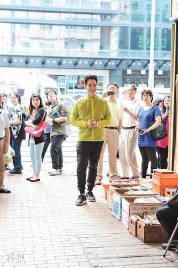 陳豪到深水埗鬧市拍外景,「師奶殺手」發揮魅力,吸引逾百途人圍觀。(攝影/記者﹕黃梓烜、劉永銳)新手爸爸陳豪見到BB即四萬咁口,逗完BB玩再抱抱。(攝影/記者﹕黃梓烜、劉永銳) 陳豪到深水埗鬧市拍外景,「師奶殺手」發揮魅力,吸引逾百途人圍觀。(攝影/記者﹕黃梓烜、劉永銳)新手爸爸陳豪見到BB即四萬咁口,逗完BB玩再抱抱。(攝影/記者﹕黃梓烜、劉永銳)