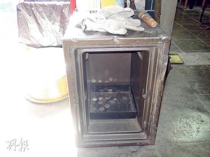 彭姓廟祝稱，早前為加強保安，遂以夾萬改裝成香油箱，但仍難逃一「劫」。（林智傑攝） 姓彭廟祝稱，粉嶺村三聖宮有60多年歷史，多年多供奉北帝。（林智傑攝）
