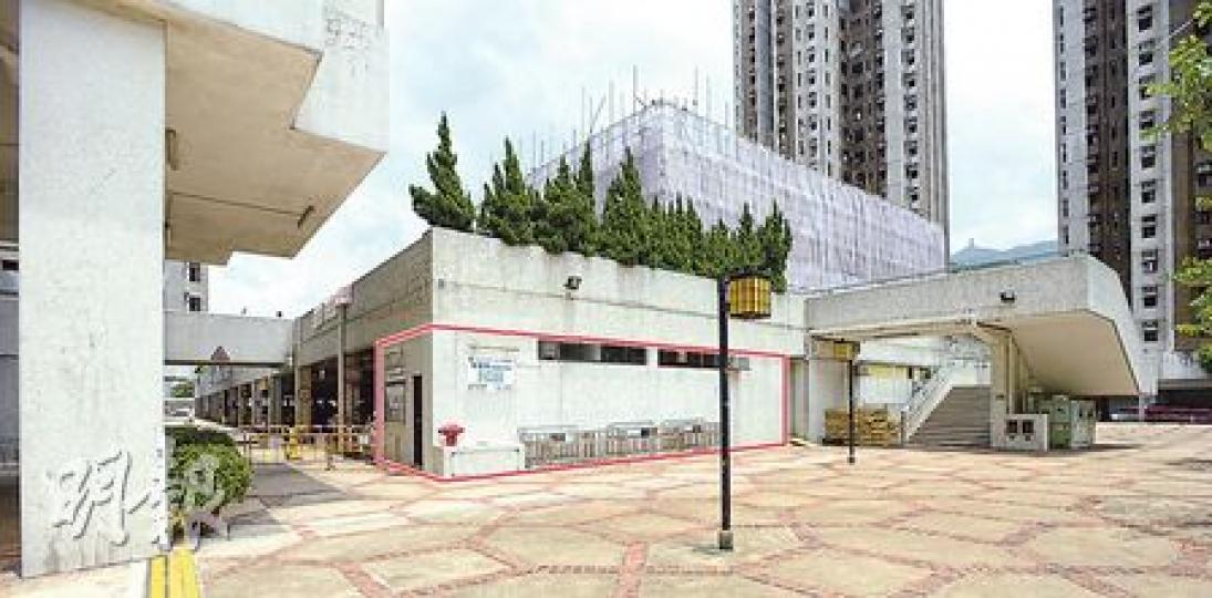 港鐵過去10年一直違反地契，將旗下荃灣綠楊新邨平台儲物房（線框示）改作辦公室出租予荃灣區議員林發耿做辦事處，每年租金約4.5萬元。（余俊亮攝）圖為荃灣區議員林發耿辦事處內貌，看出不原是儲物房。（余俊亮攝）