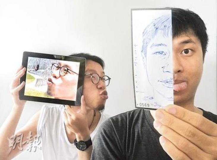 畫家袁浩霖（Geeio，左）及攝影師郭宇謙（Joey，右）初次相遇，先來個見面禮，替對方掃描人像及拍照，然後交換作品，讓記者替他們合照。（余俊亮攝）