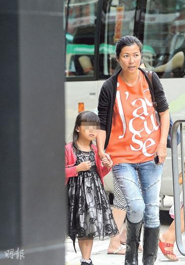 黃卓玲一身型媽打扮湊女兒放學，兩母女手拖手甚溫馨。（攝影/記者：鍾偉茵）女兒撒嬌要黃卓玲抱抱，但因為有點重，她抱了一會便放下。（攝影/記者：鍾偉茵）