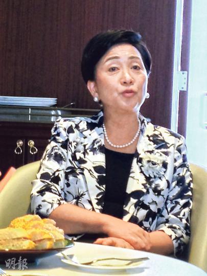 民主黨主席劉慧卿昨與傳媒茶敘，她質疑政府要求市民「袋住先」，「其實是袋住些什麼？」，又說「袋住先」的意思是所袋之物有先天缺陷，「一定不是好事」。（楊康琪攝）