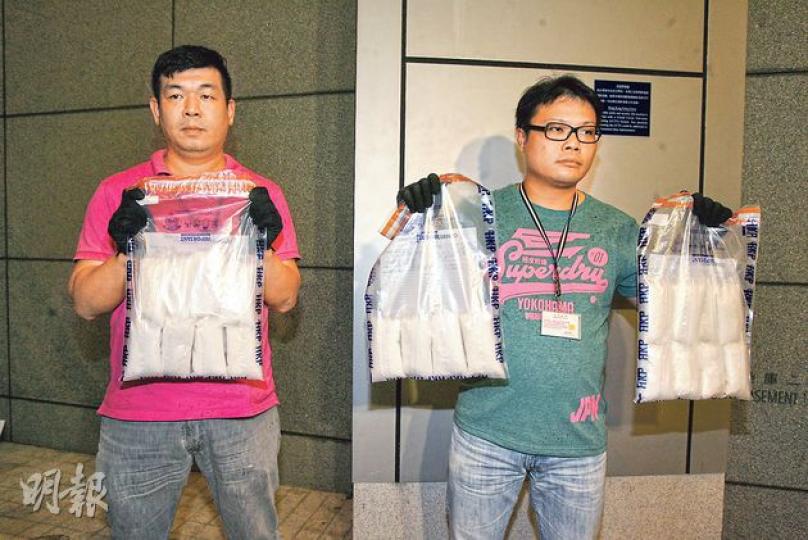 毒品調查科探員在18歲青年身上檢獲多包共重5公斤的「K仔」氯胺酮毒品。（伍浦鋒攝）18歲無業青年報稱為2000元販運5公斤毒品，被探員當場拘捕，事後蒙頭帶署。（伍浦鋒攝）