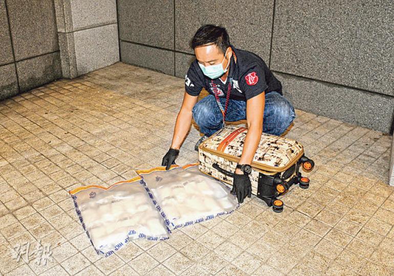 警方前晚在機場抵港大堂拘捕兩名15歲本失男女，在其行李篋內檢獲兩包共重4.5公斤氯胺酮（K仔）。（蔡方山攝）