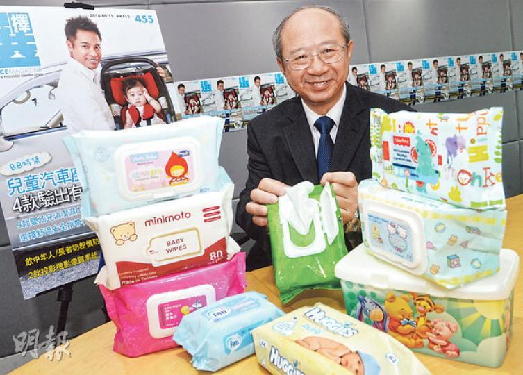 消委會宣傳及社區關係小組主席許敬文指出，不少家長因方便會使用清潔濕巾抹擦嬰幼兒的臀部、身體或雙手等部位，但消委會調查發現，市面有9款濕巾含有MIT防腐劑，可導致嬰幼兒皮膚出現嚴重紅疹，建議避免使用，及以清水及棉紗代替。（劉焌陶攝）
