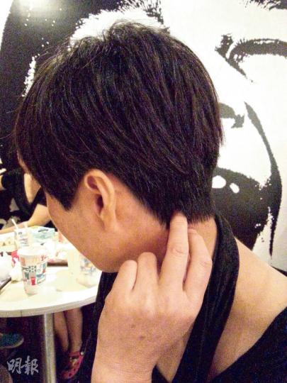 投訴人何女士向記者展示本月10日被針灸的左後頸風池穴位置。（岑詠欣攝）（明報製圖）