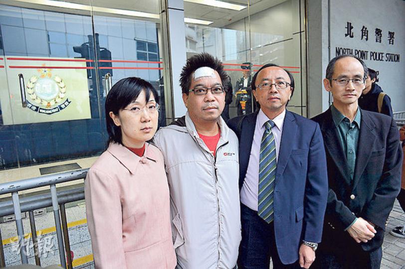 港大教授Dr Patrick H. Toy（中）昨獲警方無條件釋放，由妻子（左）、代表律師張達明（右）等陪同離開北角警署，他額頭仍貼着紗布，稱對被帶署感驚訝。（葉家豪攝）