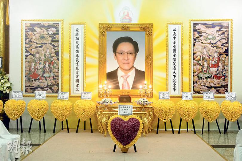 向華勝追思會的禮堂以白色佈置為主，遺照兩旁為輓聯與八大菩薩畫像，太太所送的心形花圈放在中央。（攝影﹕孫華中）端木櫻子憶亡夫向華勝臨終要她好好照顧自己，不捨之情忍不住眼濕濕。（攝影﹕孫華中）向華勝舊愛張玉珊在追思會逗留了兩個多小時，由向太陳嵐送她離開，張玉珊一臉哀傷。（攝影﹕孫華中）向華強與兒子向左出席追思會。（攝影﹕孫華中）向華勝兩侄兒向展威（左）與向展邦（右）在追思會禮堂外負責接待。（攝影﹕孫華中）方逸華（攝影﹕孫華中）陳惠敏（攝影﹕孫華中）黃秋生曾與向華勝合作不少。（攝影﹕孫華中）呂良偉與太