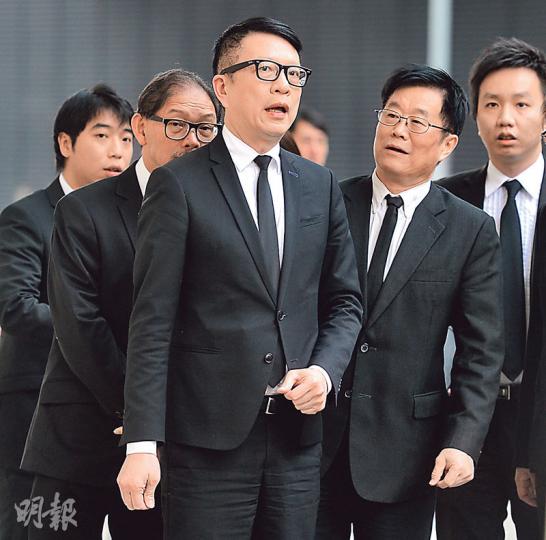 亞視執行董事葉家寶（前中）昨晚出席亞視前老闆邱德根喪禮。葉昨接受電台及亞視新聞部訪問，引述亞視主要投資者王征稱，亞視本月底不會關閉，又指近日再有新投資者表示願深入研究買亞視股權。（劉焌陶攝）